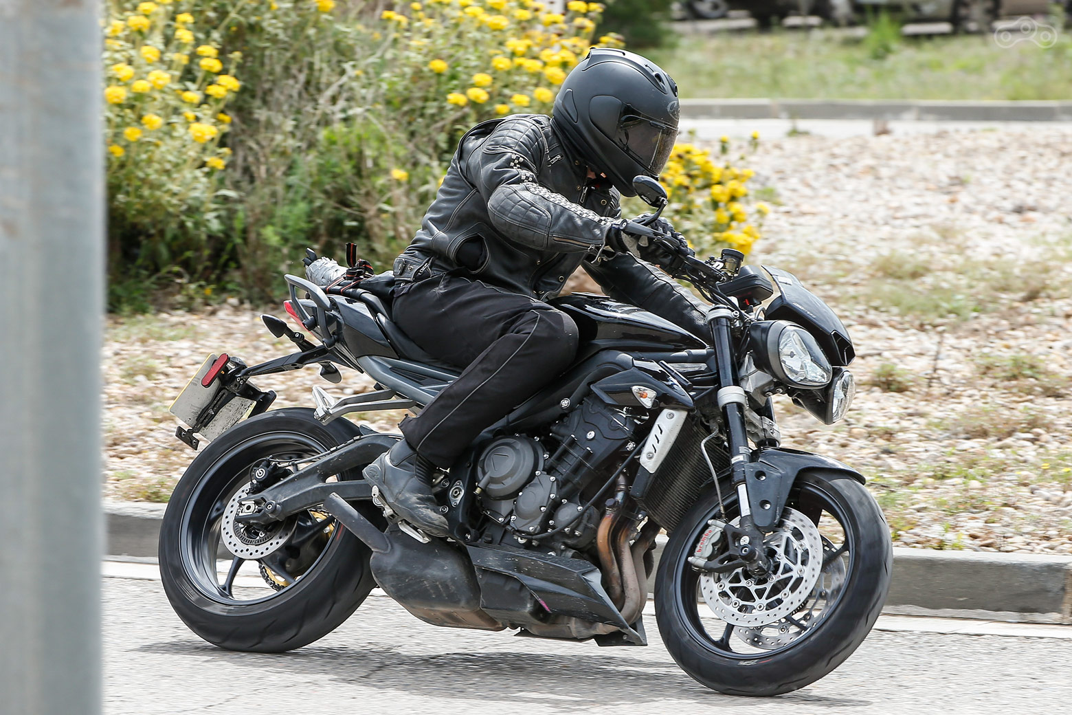 Мотопапарацци заснял новый мотоцикл Triumph Street Triple 800 («Триумф Стрит Трайпл 800») 2017 года
