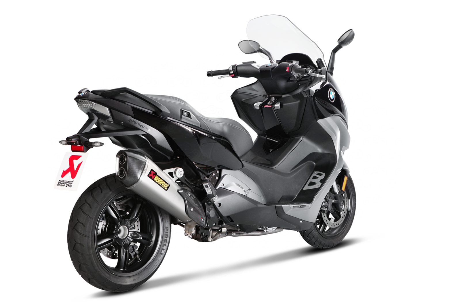 Выхлопная система Akrapovic, установленная на максискутере BMW C600 Sport («БМВ С600 Спорт»)
