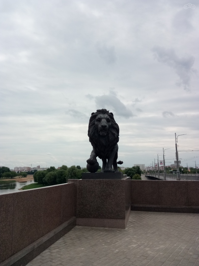 Лев на Пушкинском мосту