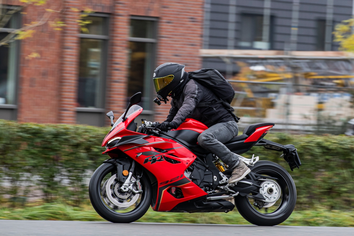 Флагманский спортбайк SRK 921 RR уже в базовой комплектации оснащен регулируемыми подножками, которые легко настроить под антропометрию любого райдера.