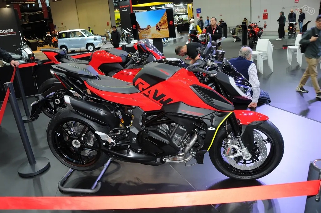 Премьера концепта QJMOTOR RAW на миланской EICMA 2024, встреченная публикой с большим энтузиазмом, сразу заставила задуматься: сколько дерзости и харизмы этого эффектного прототипа дойдёт до серийного SRK 921? Сегодня ответ очевиден — почти всё: от выразительного дизайна до могучего двигателя и спортивного шасси