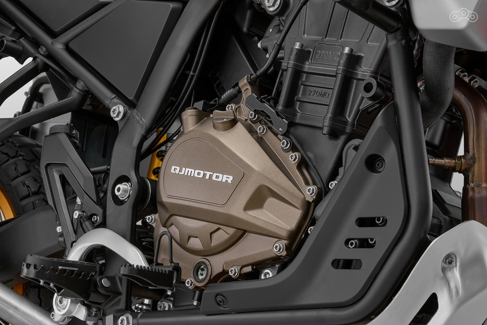 Туристический SRT 450 RX приводится в движение компактной и тяговитой рядной «двойкой» объёмом 449,5 см³, развивающей 47,6 л.с. при 9500 об/мин и 41 Н·м при 8000 об/мин. Двигатель отличается образцовой сбалансированностью и широким рабочим диапазоном. В сочетании с невысокой снаряжённой массой — всего 184 кг — SRT 450 RX дарит ощущение лёгкости, драйва и отзывчивой манёвренности как на асфальте, так и за его пределами.
