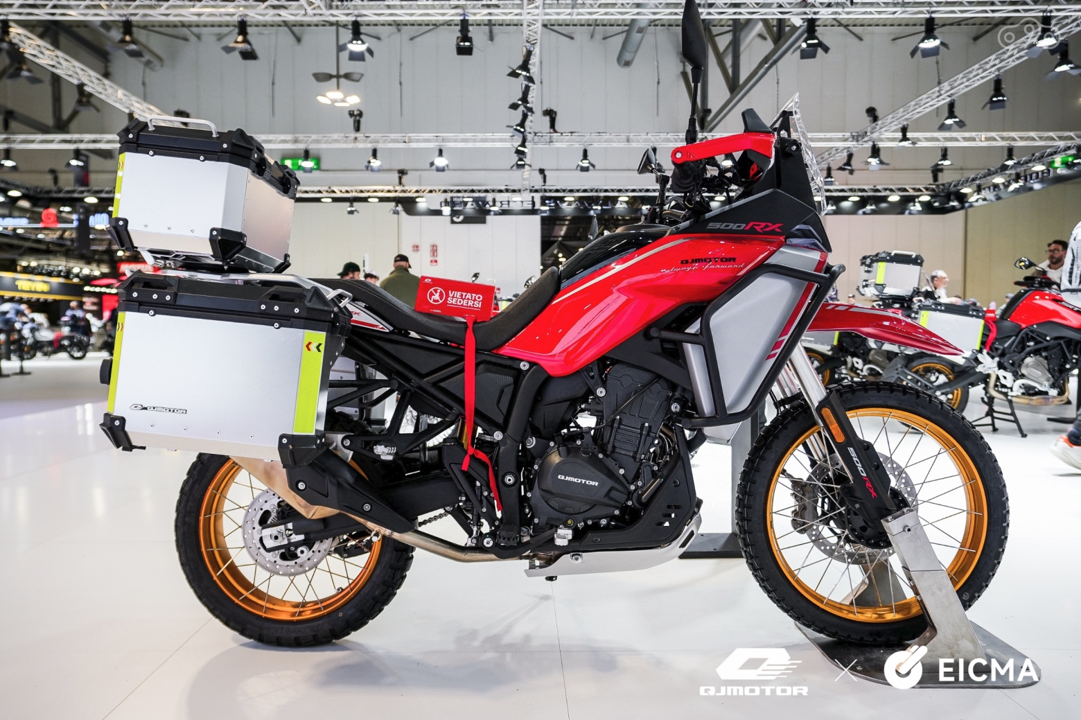 С момента премьеры SRT 450 RX на миланской выставке EICMA прошло всего несколько месяцев — и вот он уже добрался до российского рынка. Новинка сочетает в себе элементы раллийной эстетики, высокий уровень комфорта и лёгкую управляемость — качества, которые особенно важны для современного туристического вседорожника. Трубчатая рама, рассчитанная на многоцелевую эксплуатацию, и компактный рядный двухцилиндровый мотор с предсказуемой отдачей делают этот мотоцикл надёжным спутником для дальних путешествий.