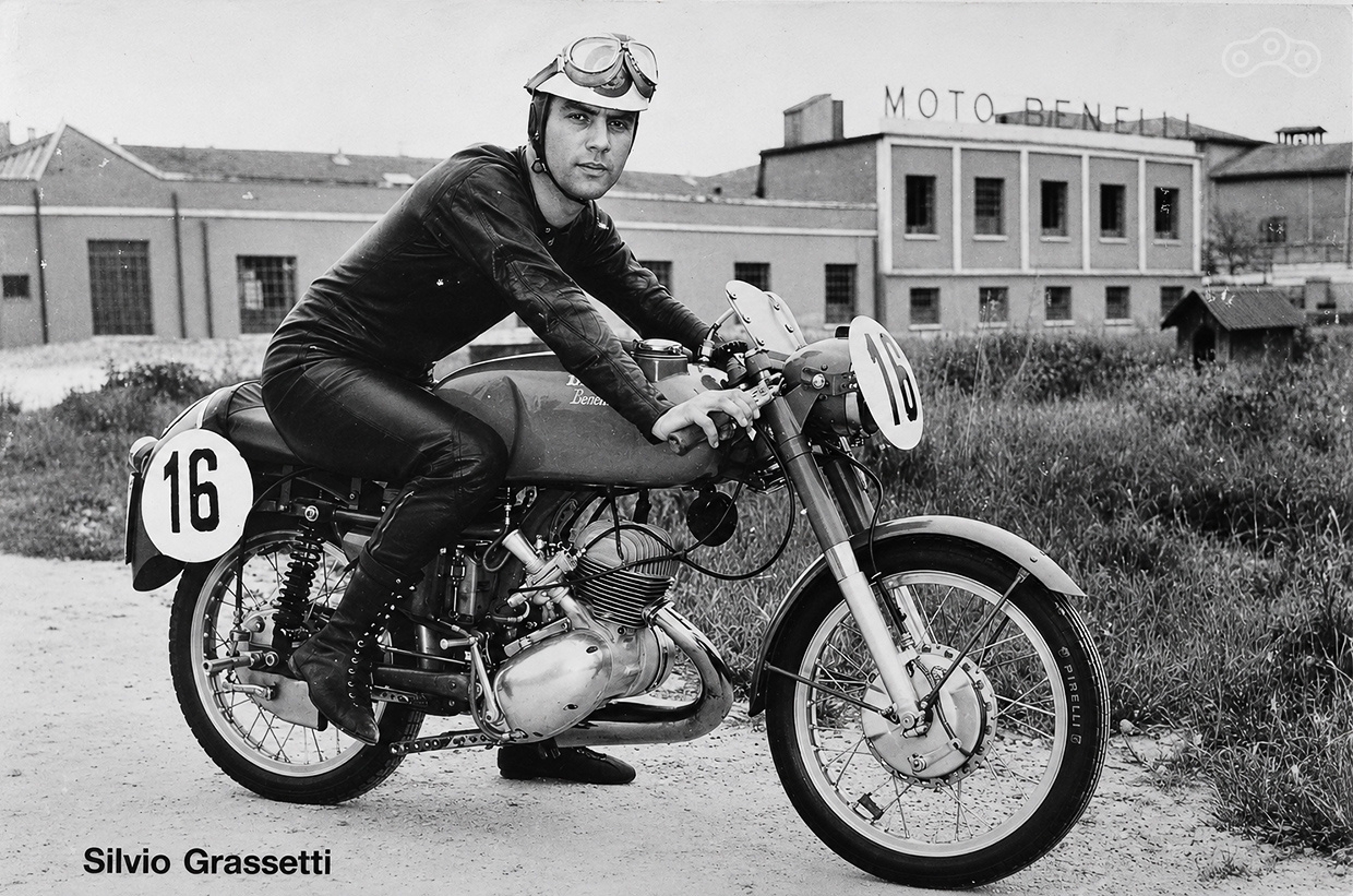 Сильвио Грассетти на гоночном Benelli Leoncino 125 образца 1958 года. От более ранних модификаций этот мотоцикл отличает прежде всего продолговатая форма бака. Любопытная деталь — воздуховоды, которыми оснащен задний барабанный тормоз.