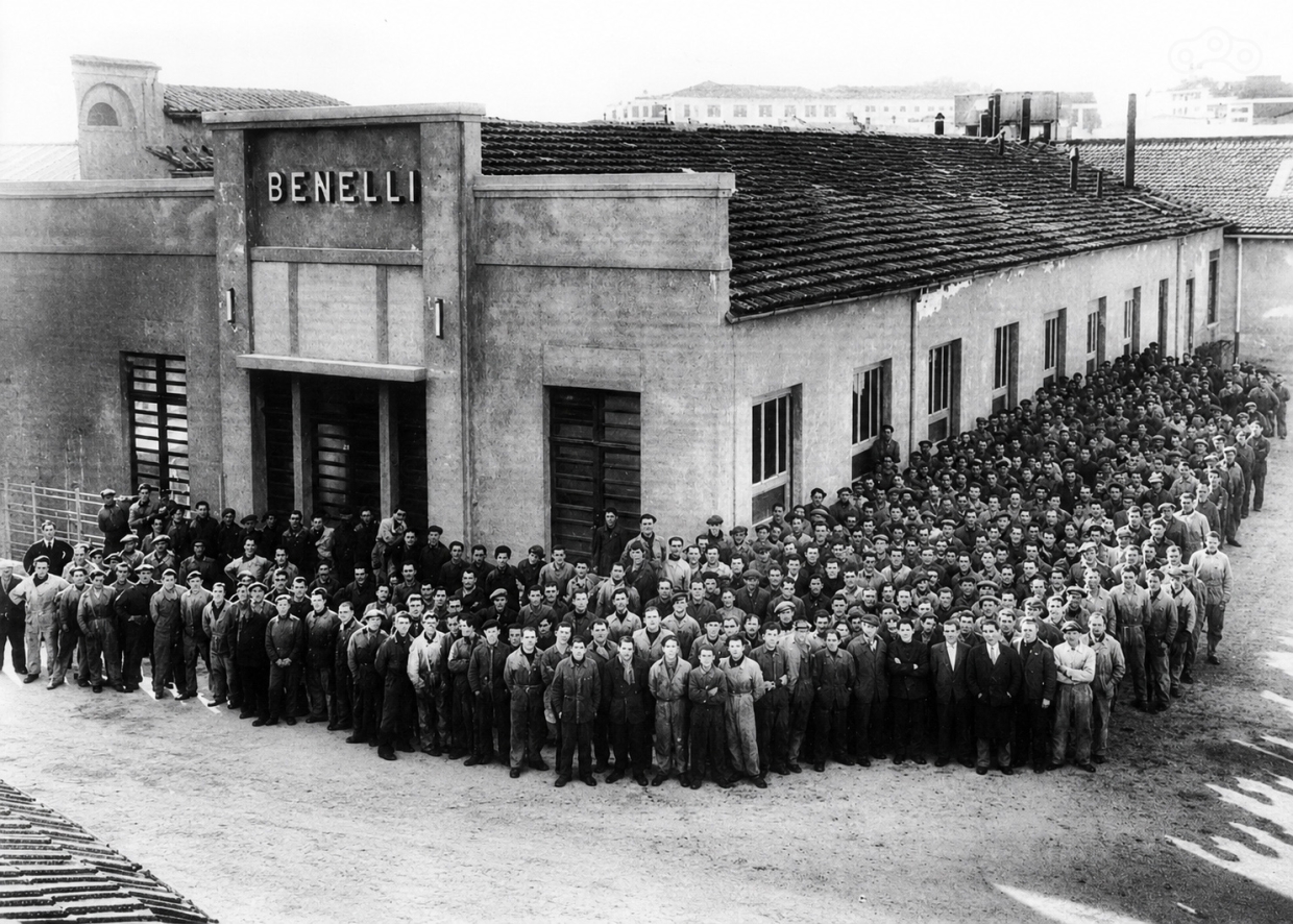 Гордость Пезаро: сотрудники и рабочие фабрики Benelli на общем фото.