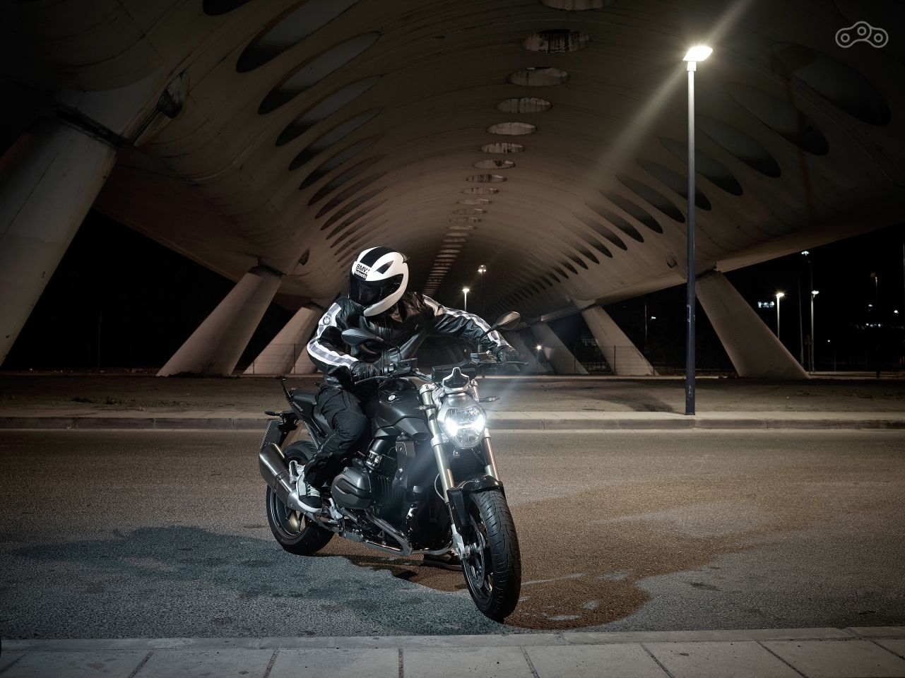 Современный BMW R1200R с его новым двигателем и обилием электроники стал фактически новым мотоциклом