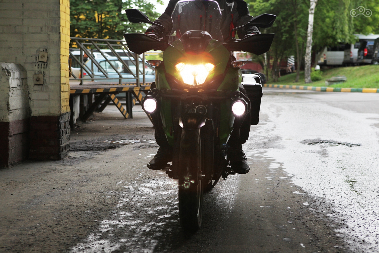 В такой комплектации жаловаться на свет фар Versys-X 300 не приходится
