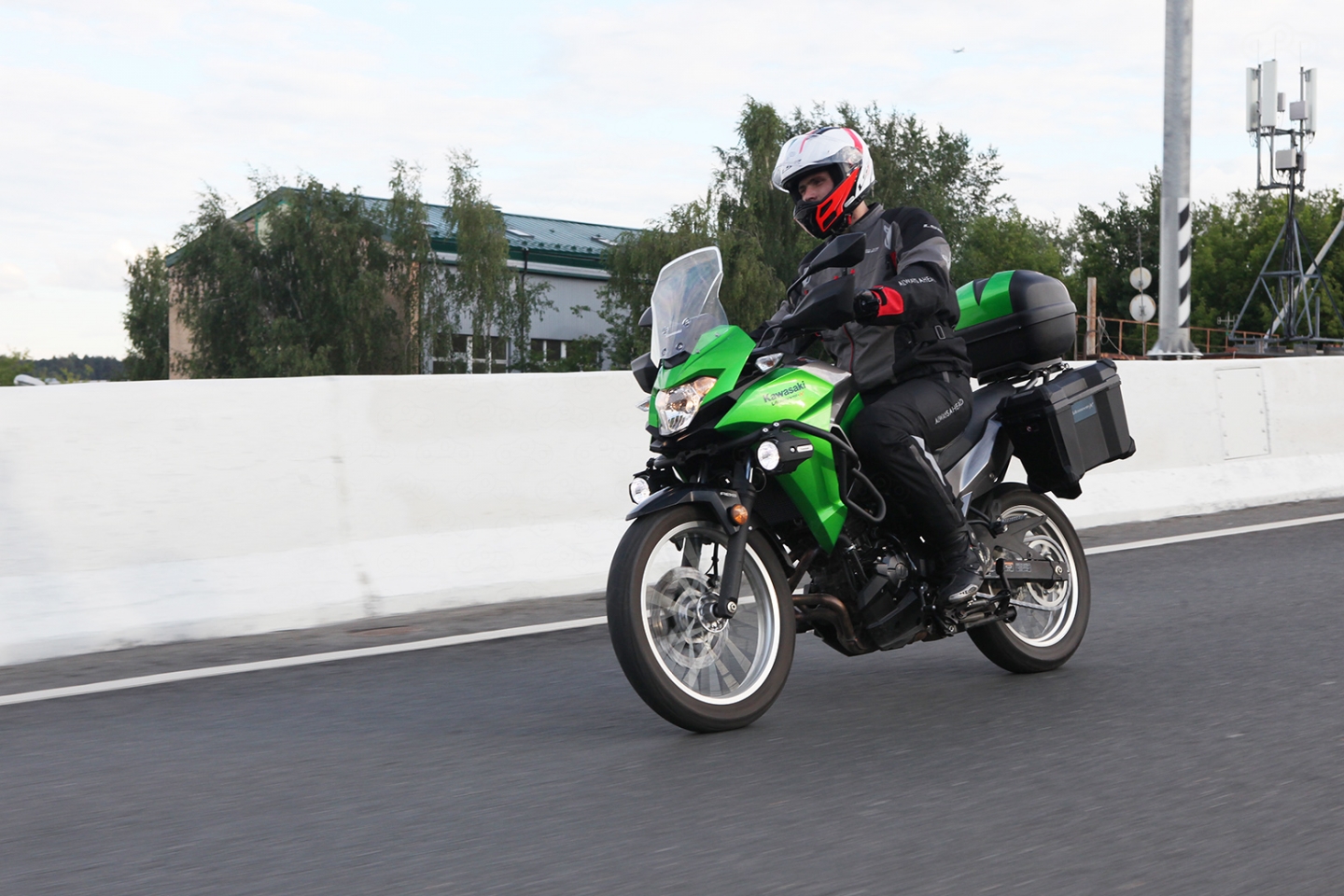 За рулём Versys-X 300 даже райдеры с внушительными габаритами не будут ощущать дискомфорт