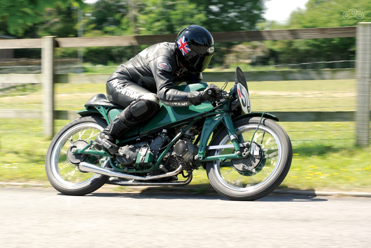 Спортивный мотоцикл BSA MC1 250 Racer 1954 года. Фото – motorcycleclassics.com