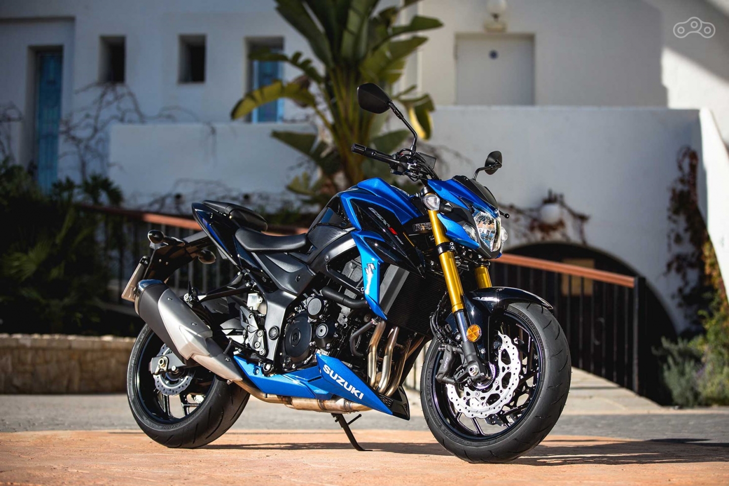 По технической части GSX-S750 близок к своему предку GSR, но в том, что каcается опций и «фишечек», оставил его далеко позади