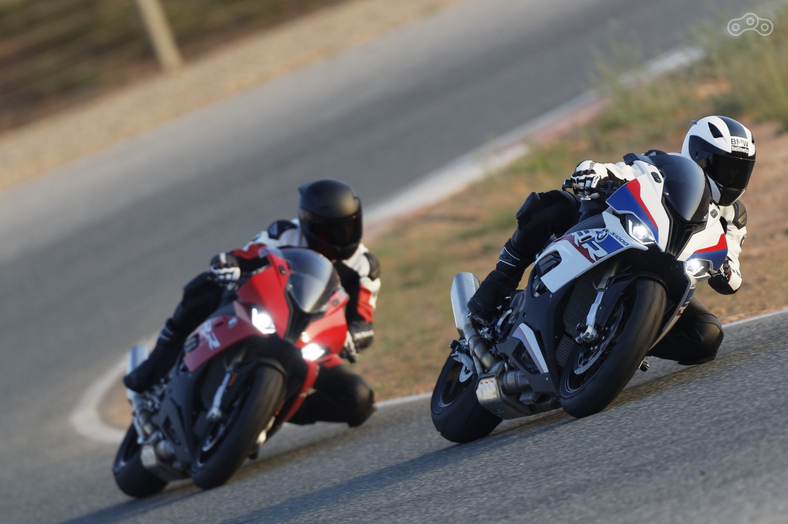 BMW S1000RR 2019: сток на заднем плане и версия с "М"-пакетом на переднем
