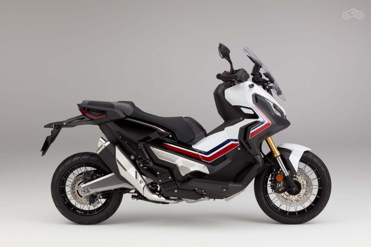 Вся оптика максискутера Honda X-ADV сделана по LED-технологии