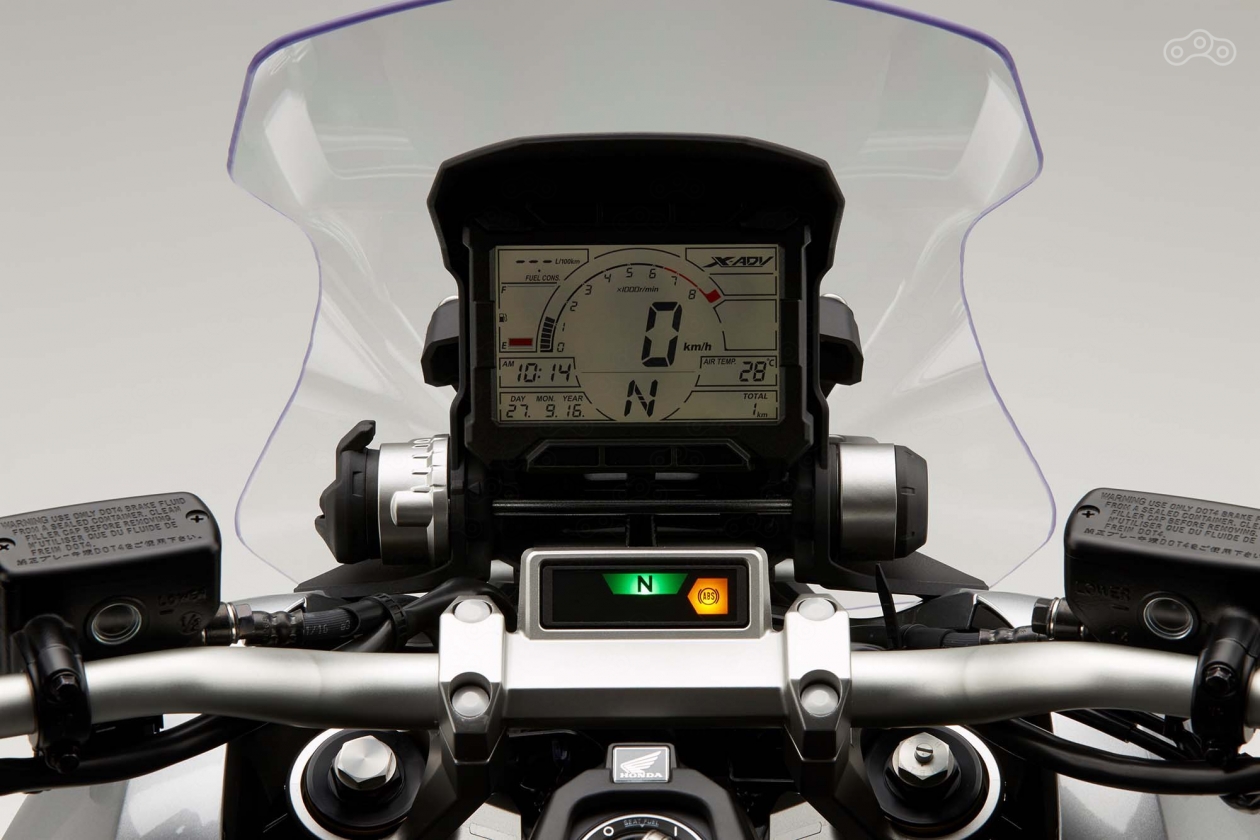 Приборная панель вседорожного скутера X-ADV напоминает раллийный роудбук