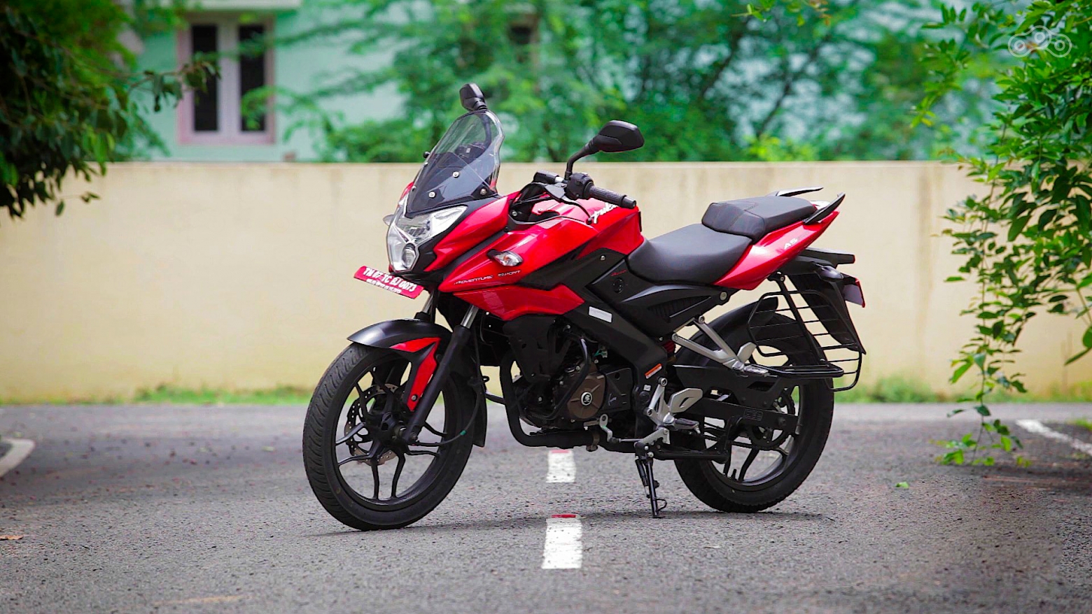 На российском рынке стоимость Bajaj AS200 составляет 185 900 рублей. Фото – Choose my bike