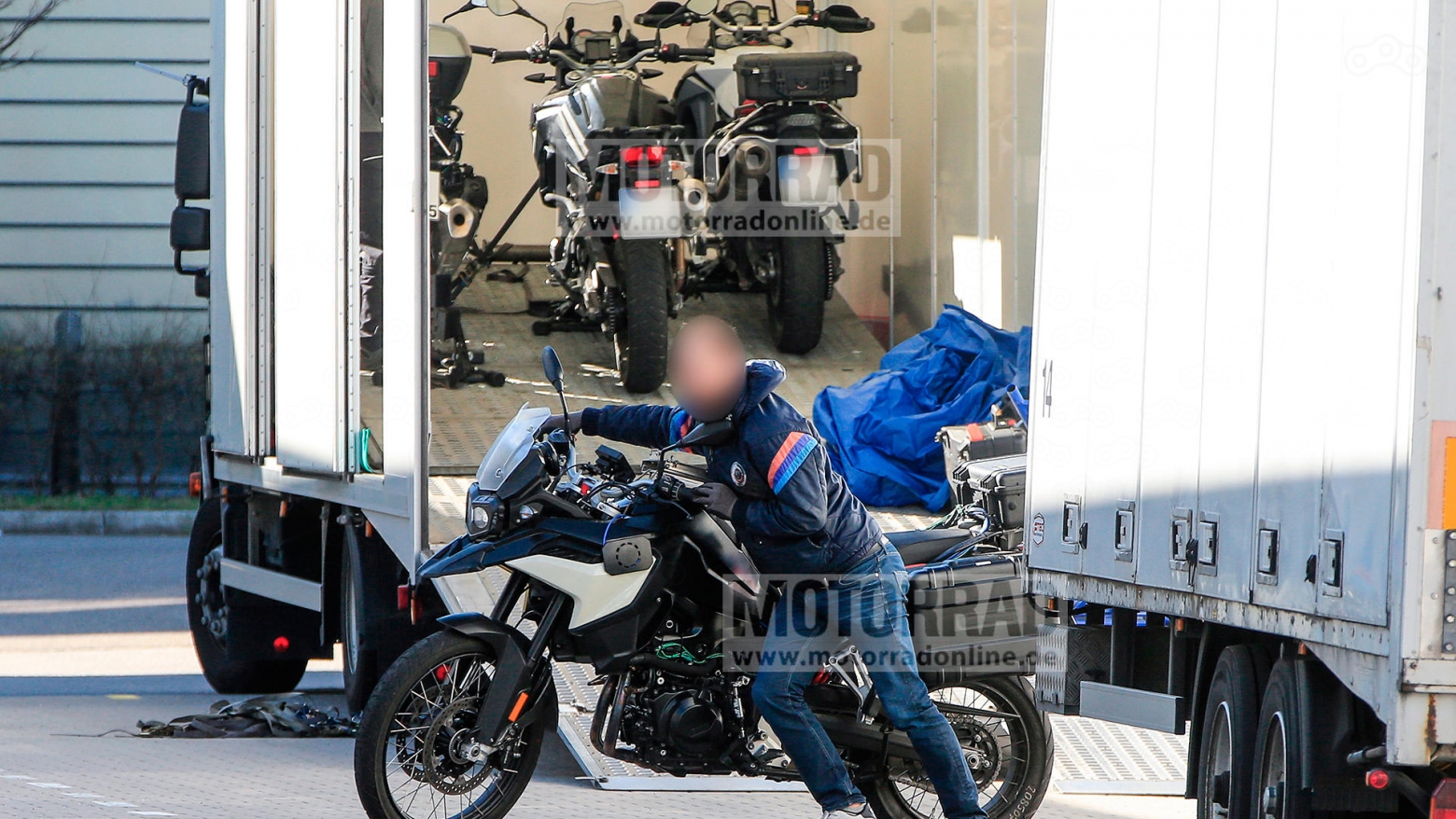 О внешнем облике нового BMW F900GS можно судить уже сейчас - байк получил новую оптику и обтекатель