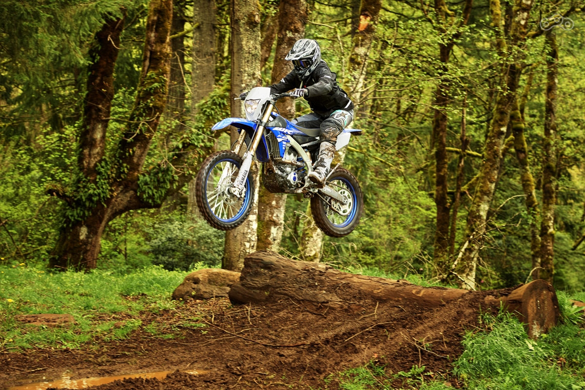 Yamaha WR450F получил пятиступенчатую КПП, а WR250F - шестиступенчатую.