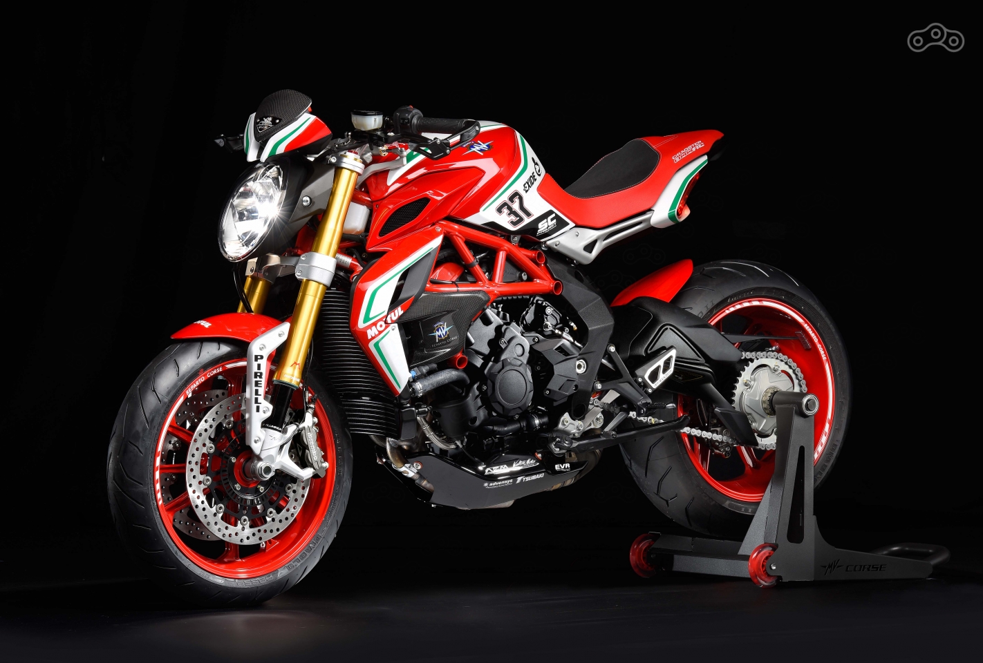 MV Agusta Dragster 800 RC 2018 весит почти 168 кг и производит 140 л.с. максимальной мощности