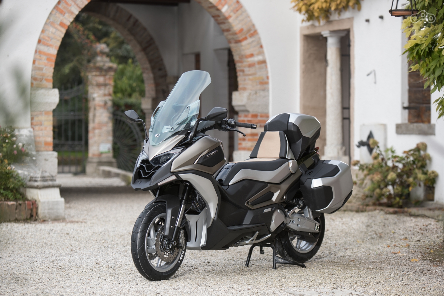 Максискутер Kymco CV2 2018, оборудованный опциональными багажными кофрами