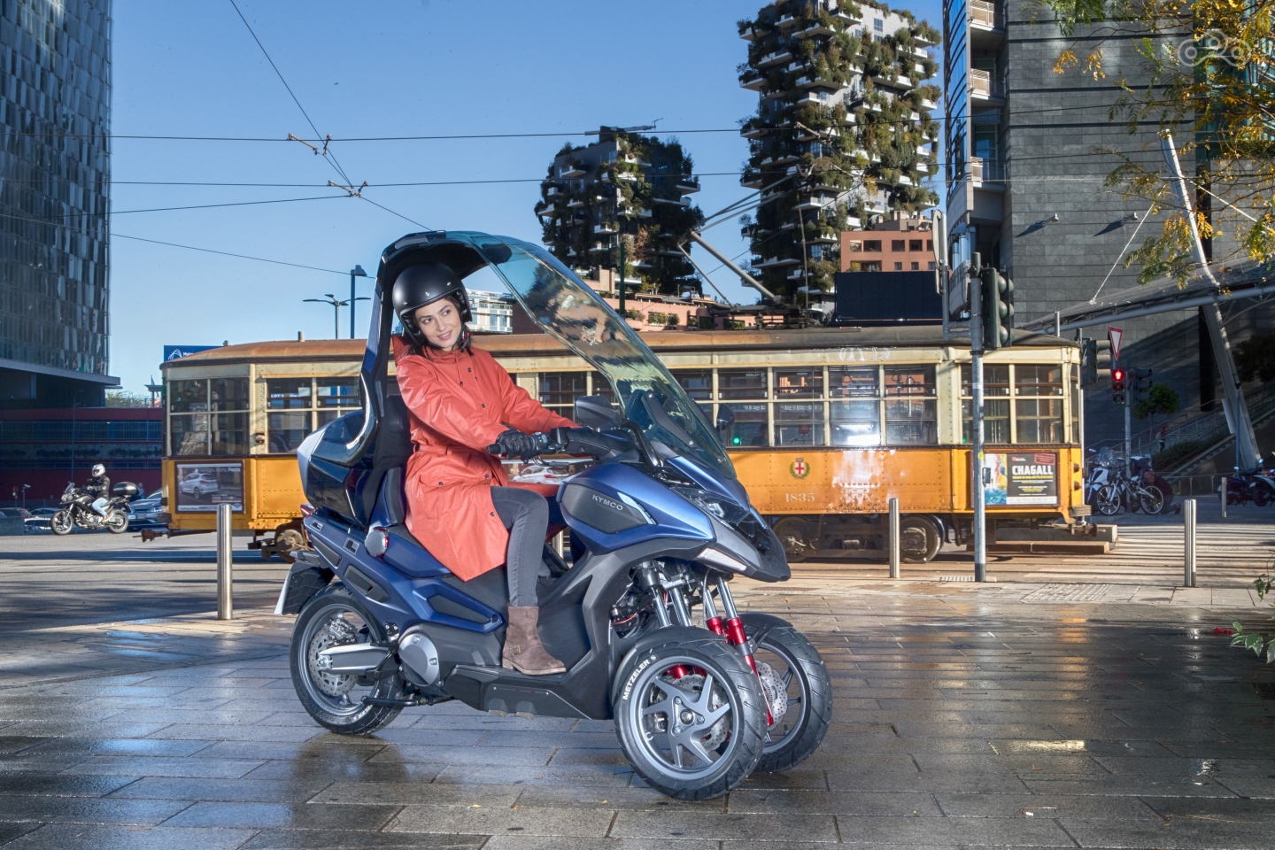 В список аксессуаров Kymco CV3 входит быстросъёмная крыша