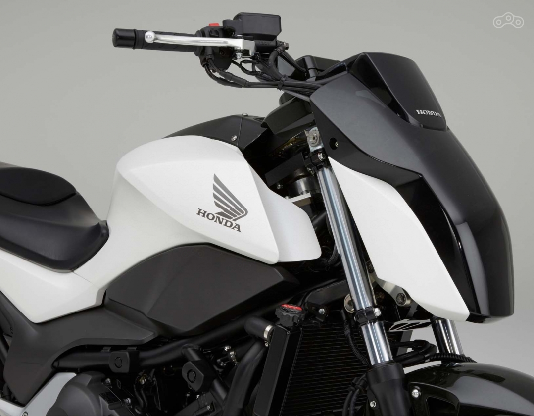 При активации Riding Assist руль фиксируется в среднем положении и отмыкается от вилки