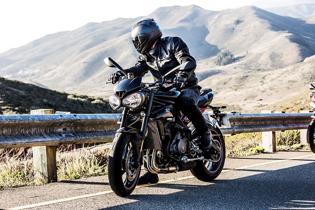 «Средняя» модификация Street Triple R 2017