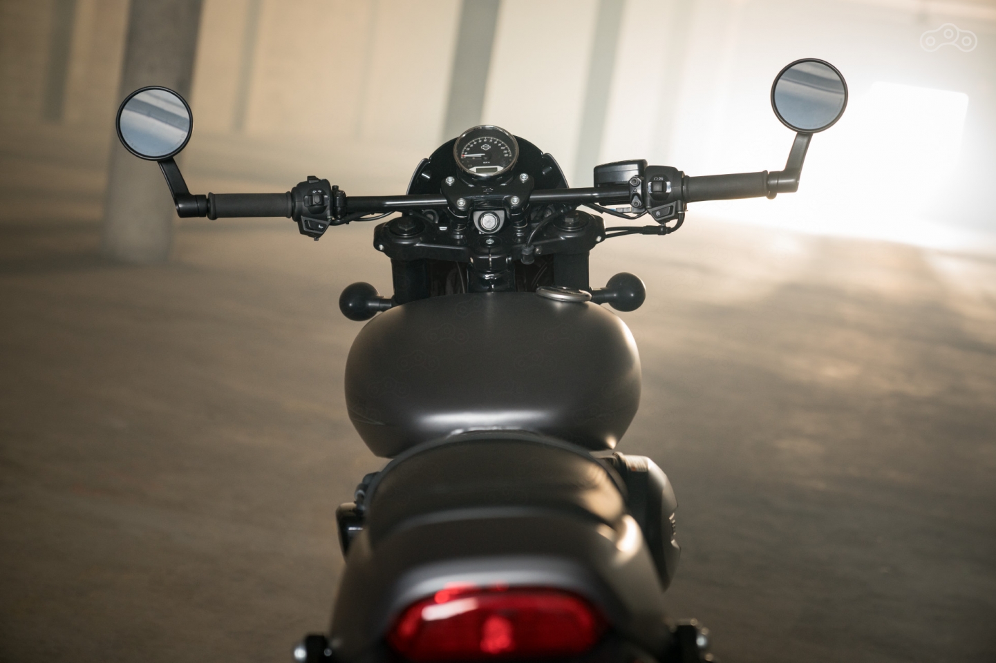 Зеркала нового Street Rod 750 расположены на концах руля