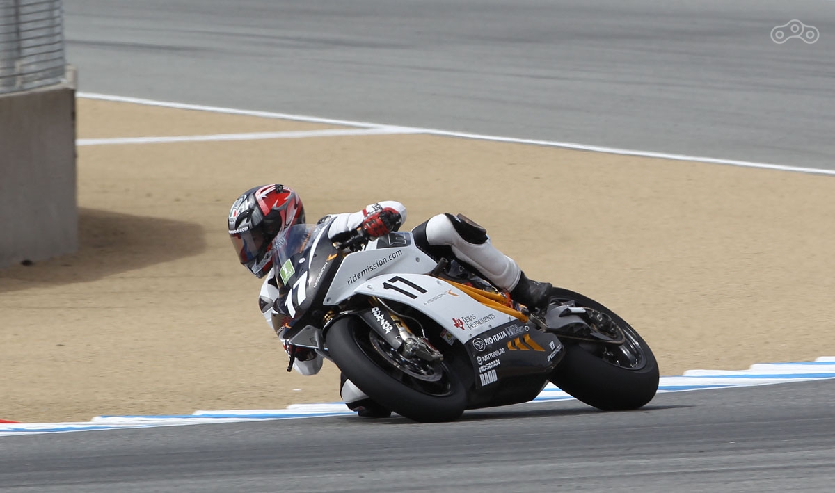 Тесты электробайка Mission R на мототреке Laguna Seca. Фото – Motorsport.com