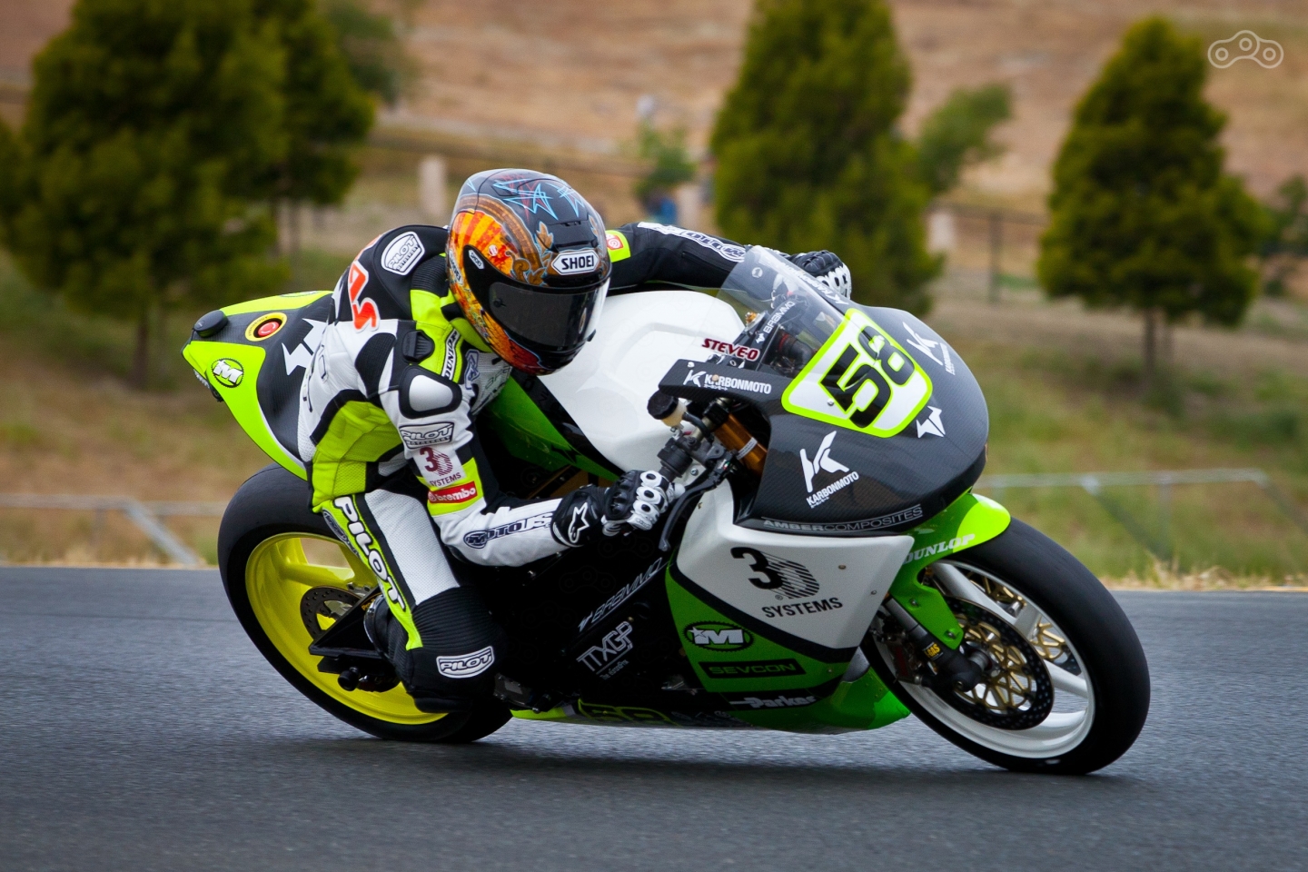 Стив Атлас на электробайке Brammo Empulse TT, во время гонки TTXG. Фото – Motorsports Newswire