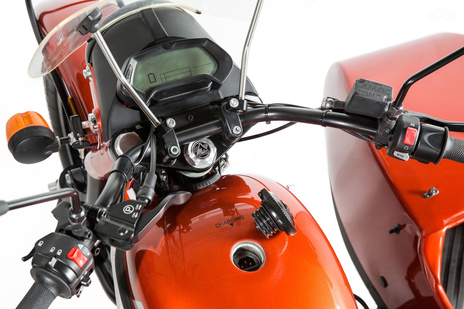 Приборная панель, также как двигатель и батареи, была позаимствована у Zero Motorcycles