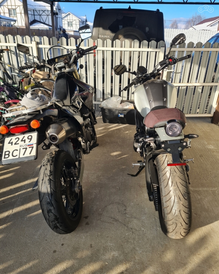 Как это ни странно, но DRZ-400 крупнее XSR 900 во всех измерениях